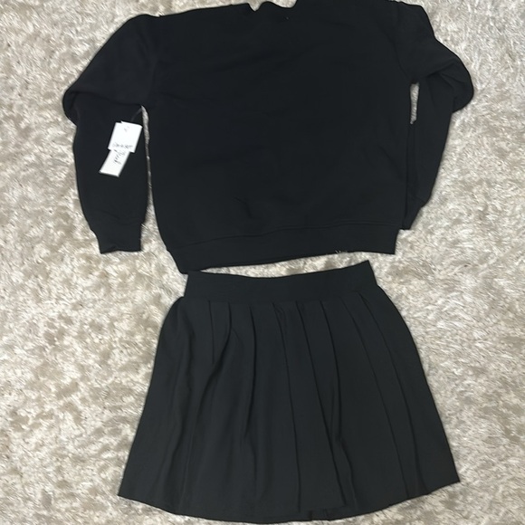 Sweatshirt and Pleated Skirt Set - Picture 6 of 6